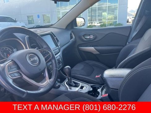 Used 2017 Jeep Cherokee Latitude w/ Cold Weather Group AWD/4WD image 11