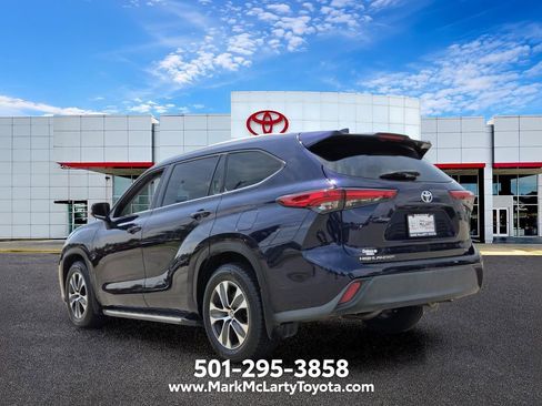 Used 2022 Toyota Highlander XLE FWD image 3