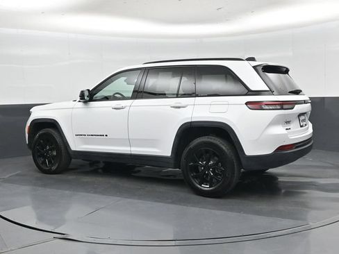 Used 2025 Jeep Grand Cherokee Altitude AWD/4WD image 8