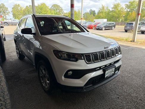 Used 2025 Jeep Compass Latitude AWD/4WD image 1