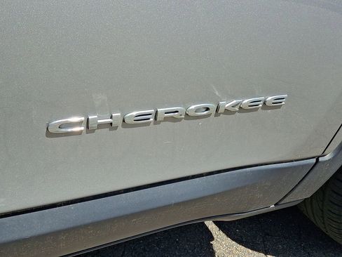 Used 2017 Jeep Cherokee Limited AWD/4WD image 30