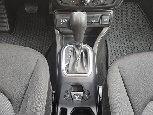 Used 2023 Jeep Renegade Latitude AWD/4WD image 13