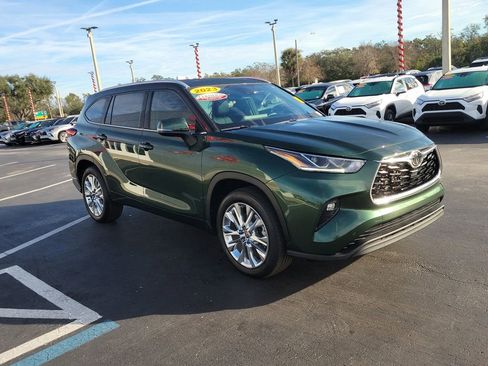Used 2023 Toyota Highlander Limited image 2