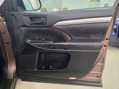 Used 2019 Toyota Highlander Plus AWD/4WD image 35