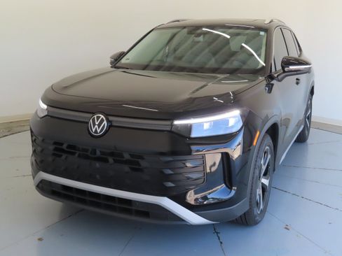 New 2026 Volkswagen Tiguan SE FWD image 8
