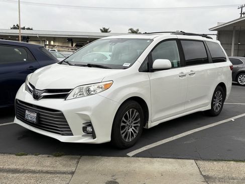 Used 2019 Toyota Sienna XLE image 3