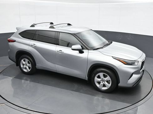 Used 2022 Toyota Highlander L AWD/4WD image 25