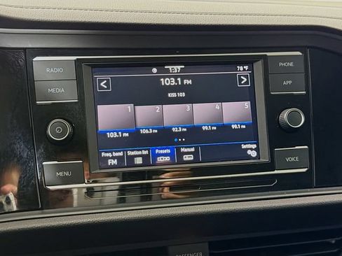 Used 2023 Volkswagen Jetta SE FWD image 15