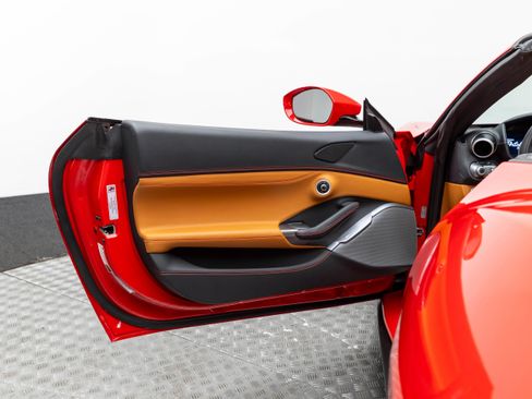 Used 2019 Ferrari Portofino image 12