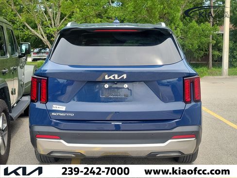 Used 2024 Kia Sorento S FWD image 9
