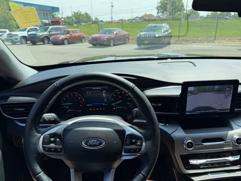 Used 2022 Ford Explorer XLT w/ Equipment Group 202A AWD/4WD image 19