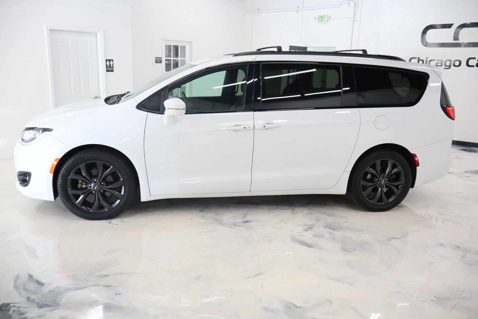Used 2018 Chrysler Pacifica Limited w/ S Appearance Package FWD image 5