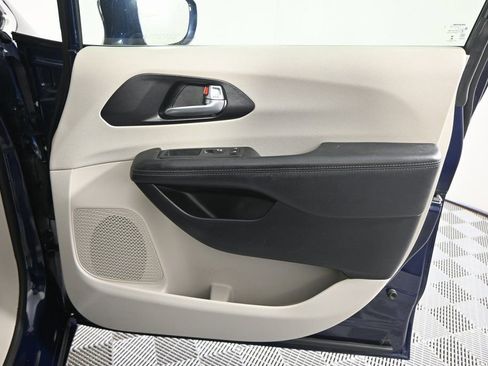 Used 2020 Chrysler Pacifica Limited image 12