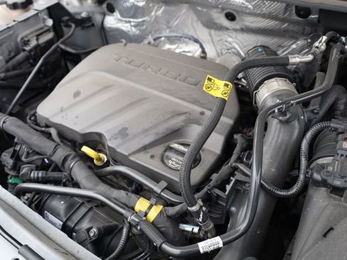 Used 2025 Chevrolet Trax RS w/ Sunroof Package image 9