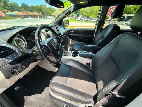 Used 2019 Dodge Grand Caravan SXT image 13