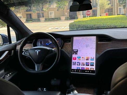 Used 2018 Tesla Model X 75D AWD/4WD image 16