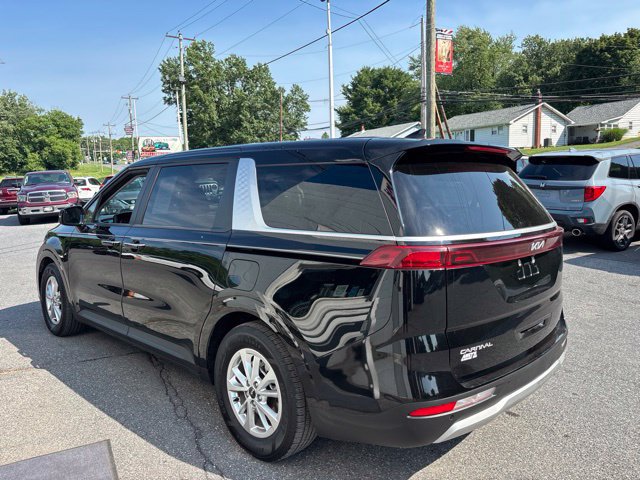 Used 2023 Kia Carnival LX FWD image 4