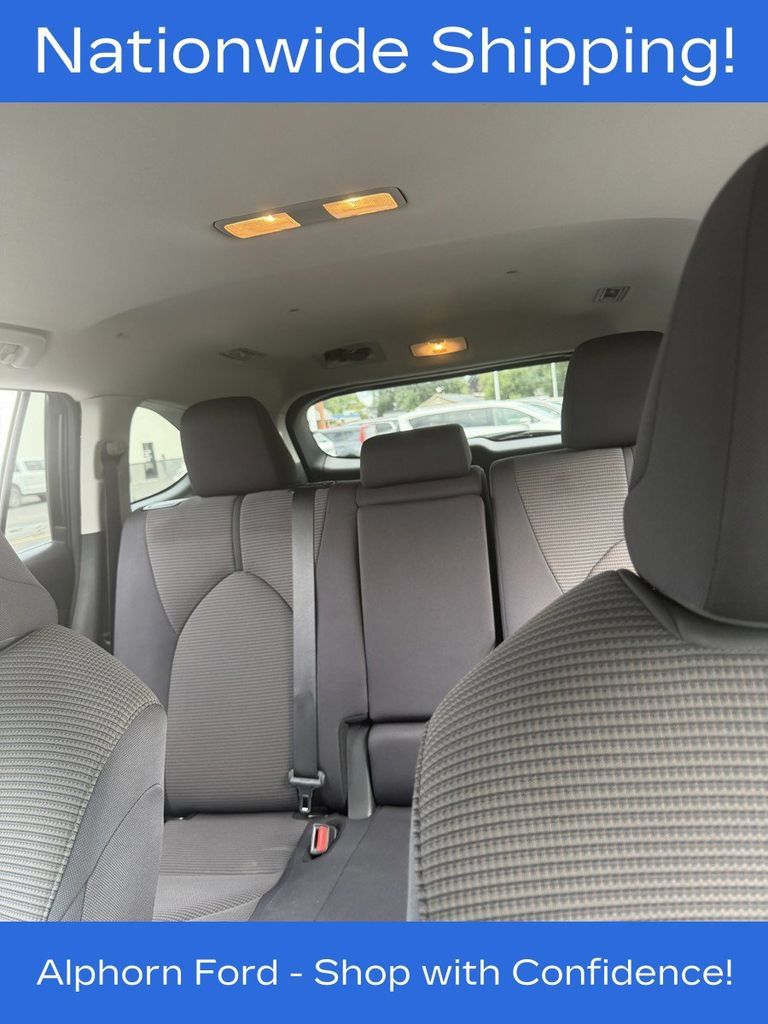 Used 2024 Toyota Highlander LE AWD/4WD image 30