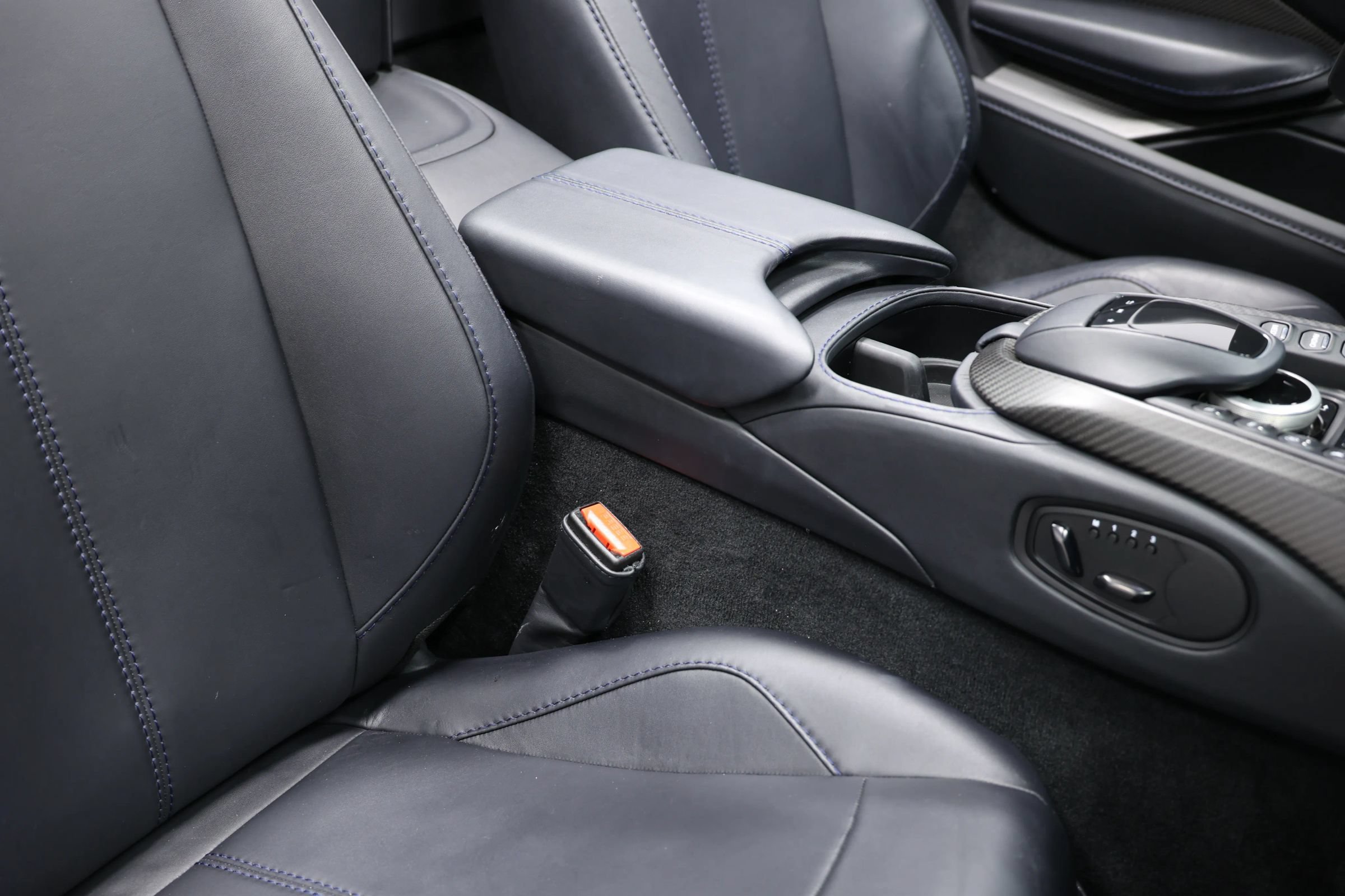 Used 2023 Aston Martin V8 Vantage Roadster RWD image 71