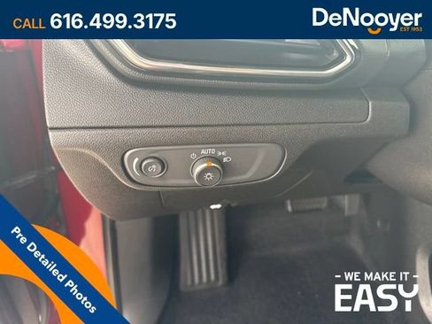 Used 2023 Chevrolet Bolt EUV LT w/ Comfort Package FWD image 9