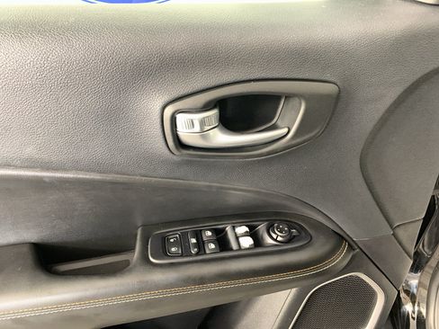 Used 2019 Jeep Compass Latitude FWD image 13