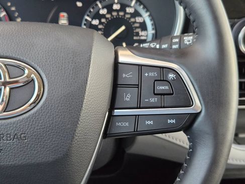 Used 2021 Toyota Highlander XLE FWD image 22