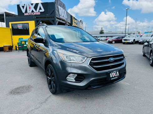 Used 2017 Ford Escape SE w/ SE Sport Appearance Package FWD image 3