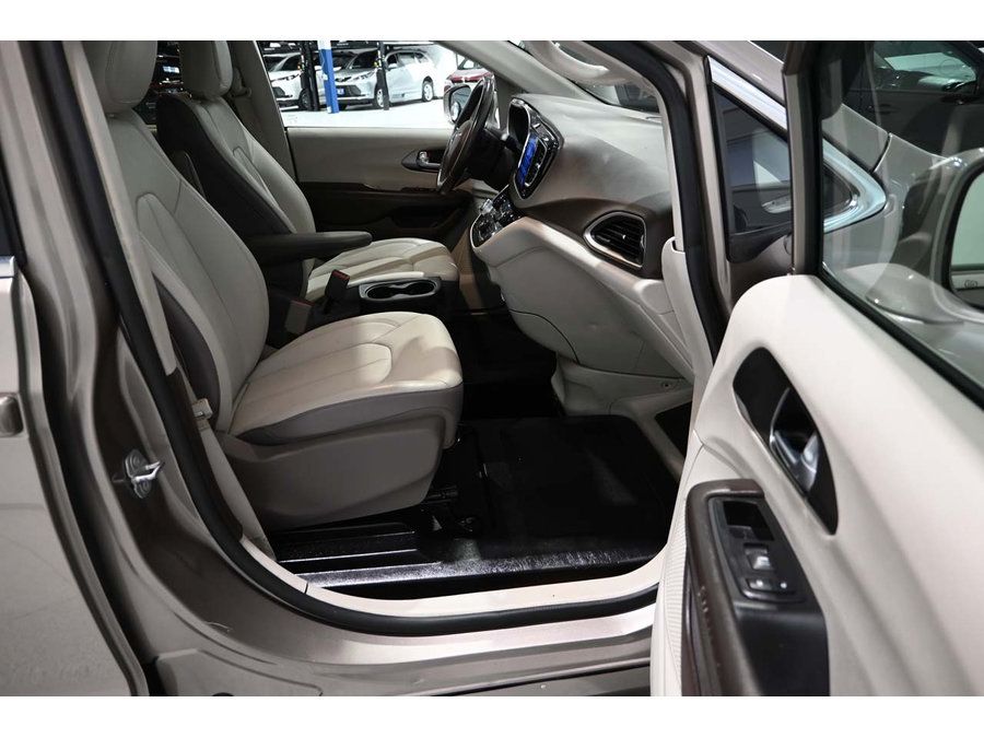 Used 2017 Chrysler Pacifica Touring-L FWD image 15