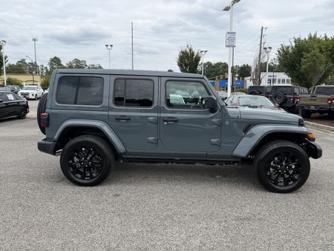 Used 2025 Jeep Wrangler Unlimited Sahara w/ Safety Group AWD/4WD image 11