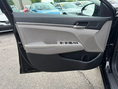 Used 2019 Hyundai Elantra SE FWD image 16