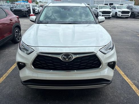 Used 2021 Toyota Highlander Platinum AWD/4WD image 2