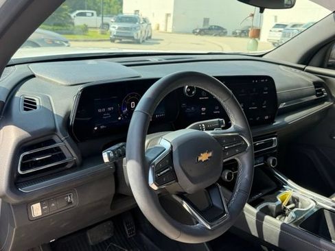 Used 2025 Chevrolet Traverse LT w/ Sun and Wheel Package FWD image 13