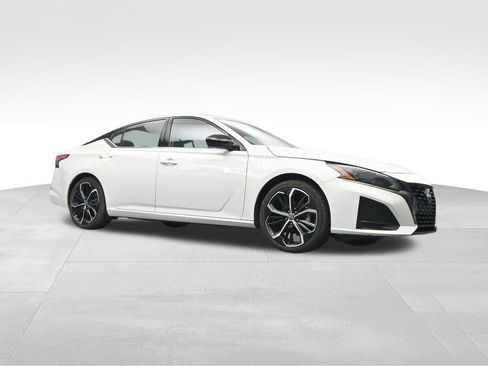 Used 2024 Nissan Altima 2.5 SR FWD image 15