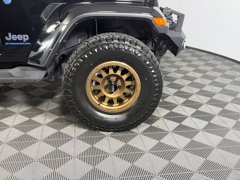 Used 2025 Jeep Wrangler Unlimited Sahara AWD/4WD image 12