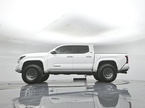 Used 2025 Toyota Tacoma SR5 AWD/4WD image 7