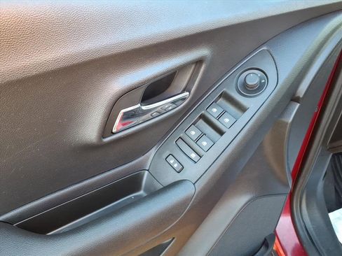 Used 2019 Chevrolet Trax LT w/ LT Convenience Package image 11