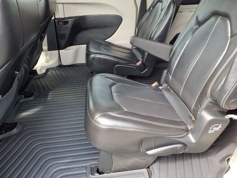 Used 2020 Chrysler Voyager Lxi FWD image 14