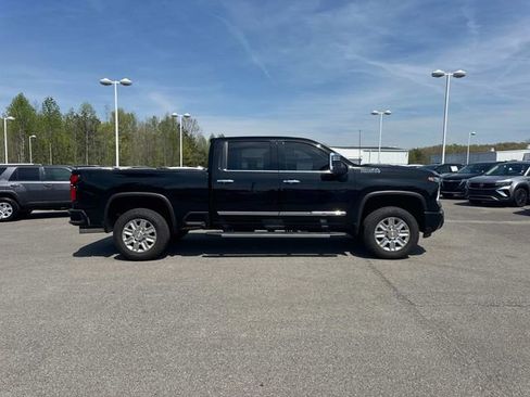 Used 2024 Chevrolet Silverado 2500 High Country w/ Technology Package AWD/4WD image 3