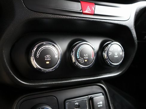 Used 2016 Jeep Renegade Latitude image 36