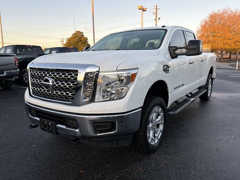 Used 2019 Nissan Titan SV w/ SV Convenience Package image 2