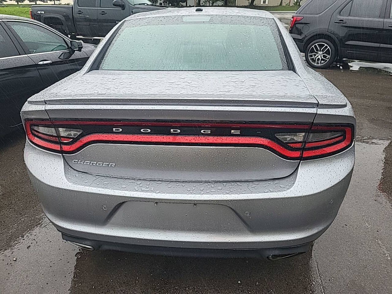 Used 2015 Dodge Charger SE w/ Sport Appearance Group RWD image 3