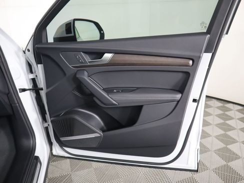 Used 2025 Audi Q5 e Premium Plus w/ Premium Plus Package image 27