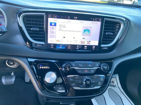 Used 2025 Chrysler Pacifica Select FWD image 11