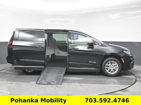 Used 2024 Chrysler Pacifica Touring-L image 24
