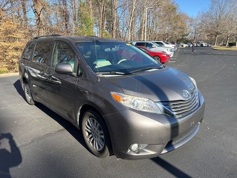 Used 2012 Toyota Sienna image 1