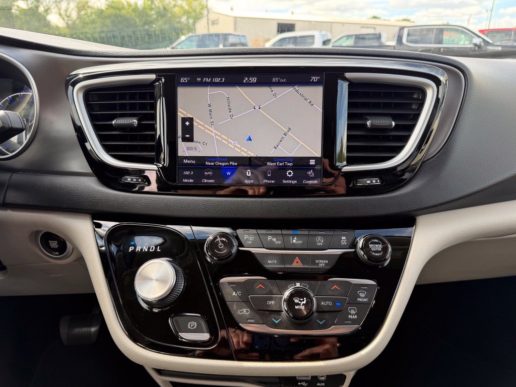 Used 2020 Chrysler Pacifica Touring-L w/ Advanced Safetytec Group FWD image 11