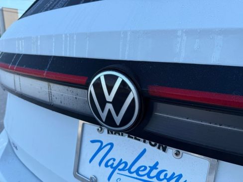 Used 2025 Volkswagen Taos SE w/ Panoramic Sunroof Package image 14