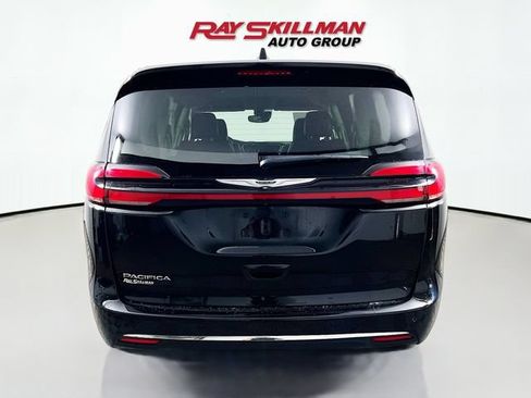Used 2024 Chrysler Pacifica Touring-L FWD image 6