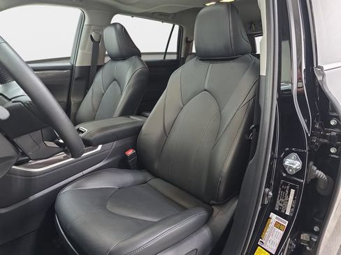 Certified 2024 Toyota Highlander Limited AWD/4WD image 12