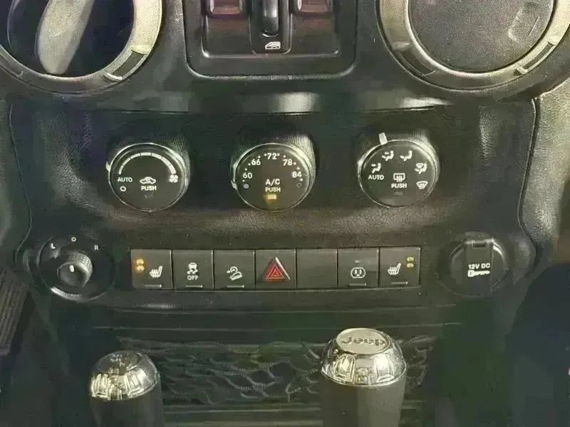 Used 2018 Jeep Wrangler Unlimited Rubicon w/ Connectivity Group AWD/4WD image 15